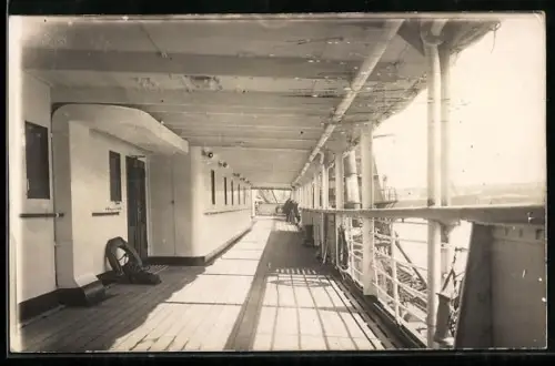 Foto-AK Passagierschiff Thuringia der Hamburg-Amerika Linie, Promenadendeck