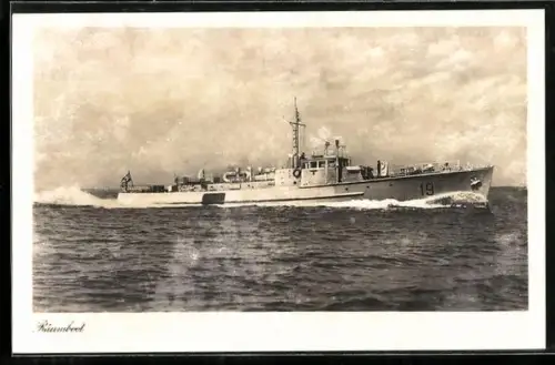 AK Räumboot R-19 der Kriegsmarine in voller Fahrt