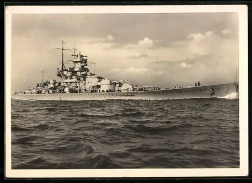 AK Schlachtshiff Scharnhorst der Kriegsmarine auf hoher See