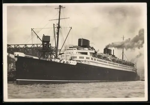 AK Turbinen-Schnelldampfer Europa im Hafen, Passagierschiff