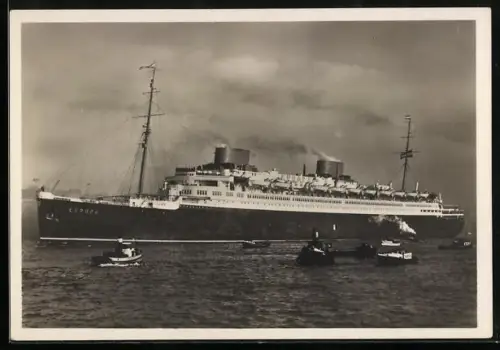 AK Turbinen-Schnelldampfer Europa von Barkassen umgeben, Passagierschiff