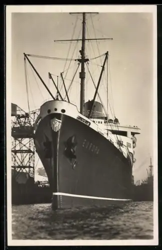 AK Turbinen-Schnelldampfer Europa im Hafen in Bugansicht, Passagierschiff