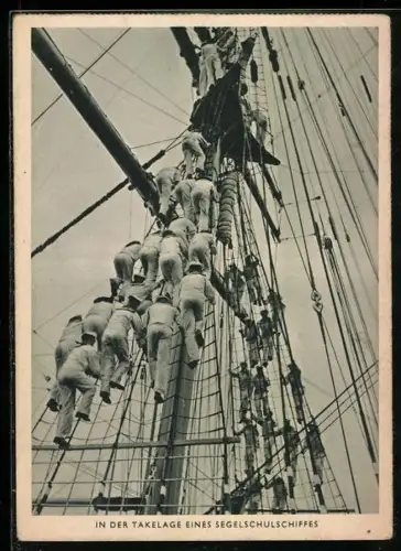 AK In der Takelage eines Segelschulschiffes der Kriegsmarine, Matrosen beim Auferntern
