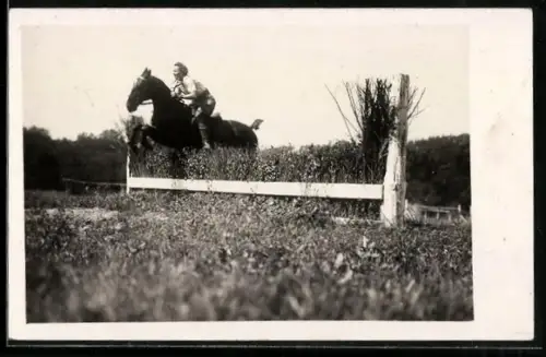 Foto-AK Reiterin beim Überspringen einer Hürde