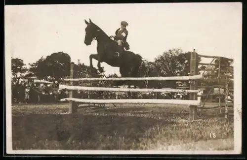 Foto-AK Reiter überspringt eine Hürde