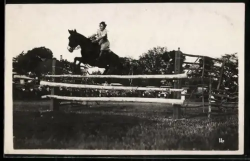 Foto-AK Reiterin überspringt eine Hürde