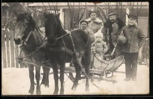 Foto-AK Soldaten mit Kind in einem Pferdeschlitten