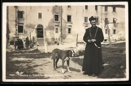 AK Hospice du Grand-St-Bernard, Geistlicher mit Bernhardiner