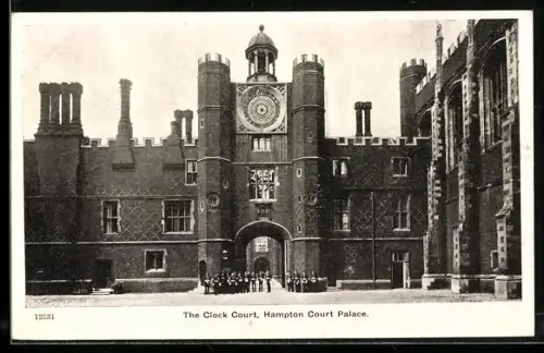 AK London, Hampton Court Palace, The Clock Court