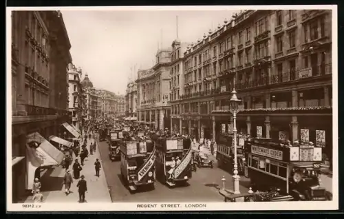 Foto-AK London, Doppeldeckerbusse in der Regent Street