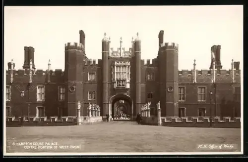 AK Hampton Court Palace, Centre Portion of West Front