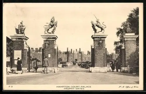 AK Hampton Court Palace, Trophy Gates