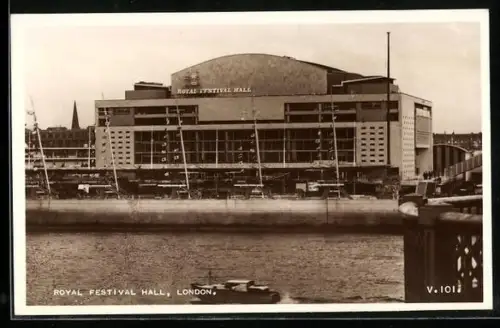 AK London, Royal Festival Hall, Aussenansicht über die Themse hinweg
