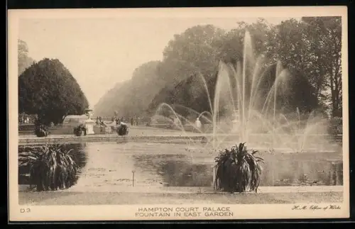 AK Hampton Court Palace, Fountain in East Garden