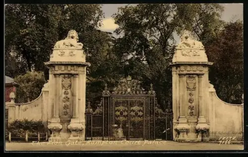 AK Hampton Court Palace, The Lion Gate