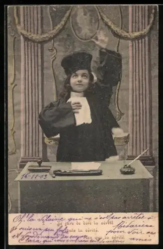 AK Niedlicher Bube steht in Richterrobe am Tisch