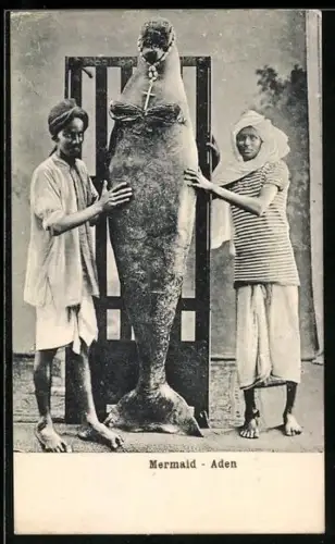 AK Aden, Paar mit einer präparierten Seekuh, Mermaid