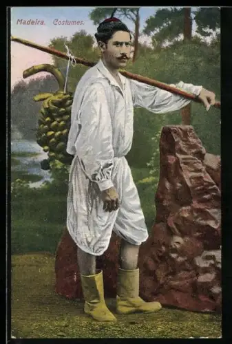 AK Madeira, Bananenpflücker beim Transport einer Bananenstaude