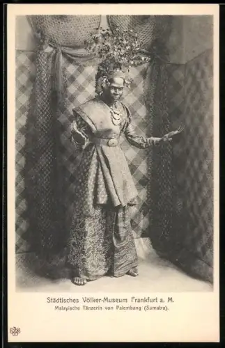 AK Frankfurt a. M., Malayische Tänzerin von Palembang, Sumatra, im Städtischen Völker-Museum