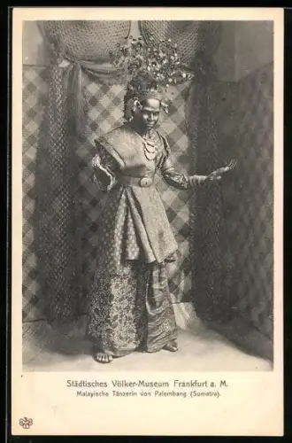 AK Frankfurt a. M., Malayische Tänzerin von Palembang, Sumatra, im Städtischen Völker-Museum