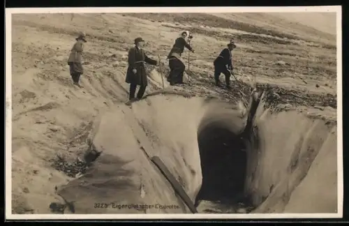 AK Bergsteiger über der Eisgrotte des Eigergletschers