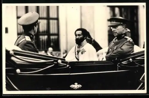 Foto-AK Haile Selassie I. von Äthiopien mit Offizieren in einer Kutsche
