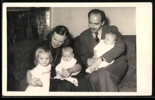 Foto-AK Kronprinz Otto von Österreich mit seiner Frau Regina von Sachsen-Meiningen und ihren Kindern 1955
