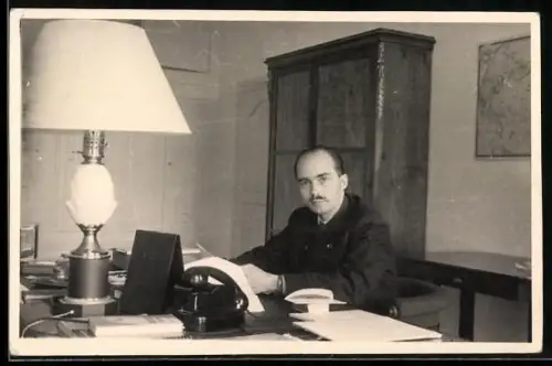 Foto-AK Kronprinz Otto von Österreich an seinem Schreibtisch