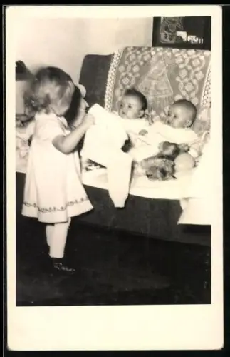 Foto-AK Die Kinder von Kronprinz Otto von Österreich auf dem Sofa liegend 1955