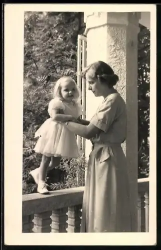 Foto-AK Regina von Sachsen-Meiningen, Frau von Kronprinz Otto von Österreich, mit ihrer Tochter 1955