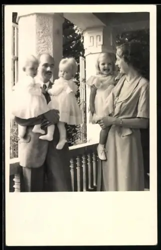 Foto-AK Kronprinz Otto von Österreich mit seiner Frau Regina von Sachsen-Meiningen und ihren Kindern 1955