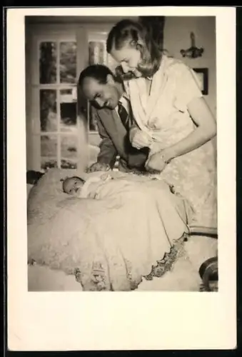 Foto-AK Kronprinz Otto von Österreich und Regina von Sachsen-Meiningen mit ihrem Kind