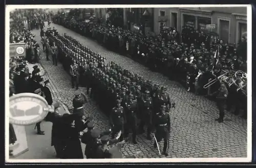 Foto-AK Neckarsulm, Wehrmacht-Strassenaufmarsch mit Bläsern und Publikum, Geschäfte, Schild Schuhfabrik, 