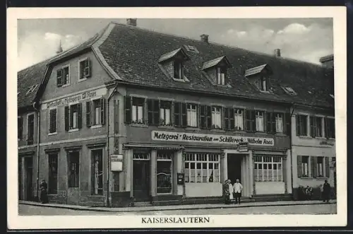 AK Kaiserslautern, Gasthaus-Metzgerei zum Schillereck W. Roos, Schillerplatz 1, mit Betreiberfamilie