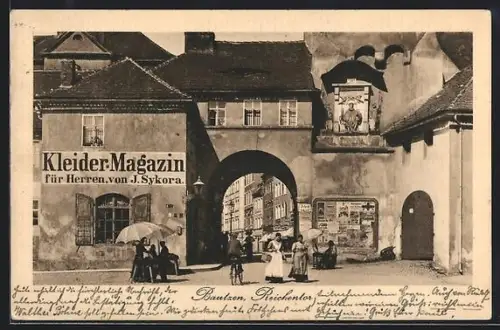 AK Bautzen, Reichenstrasse mit Reichentor und Kleider-Magazin für Herren v. J. Sykora