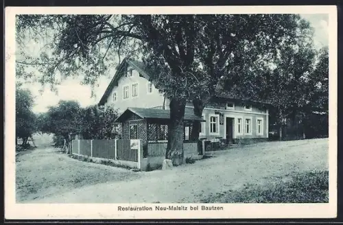 AK Neu-Malsitz bei Bautzen, Restaurant von der Strasse aus gesehen