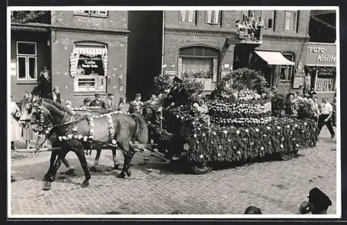 Foto-AK Husum / Nordsee, 350 Jahr Feier der Stadt Husum 1953, Festwagen vor Foto Knittel