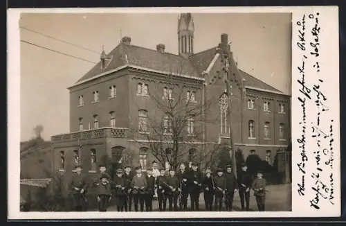 Foto-AK Herzogenrath, Kinder mit Pfeil und Bogen vor dem Schulhaus