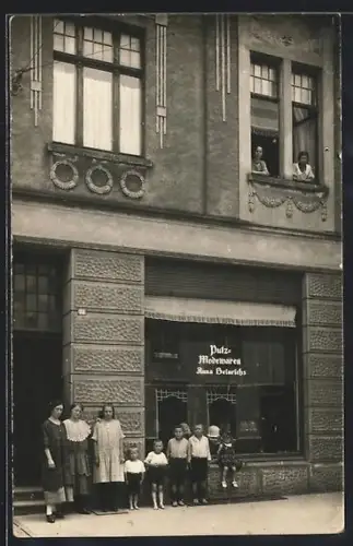Foto-AK Odenkirchen, Putz-Modewaren Anna Heinrichs, Personen vor dem Geschäft