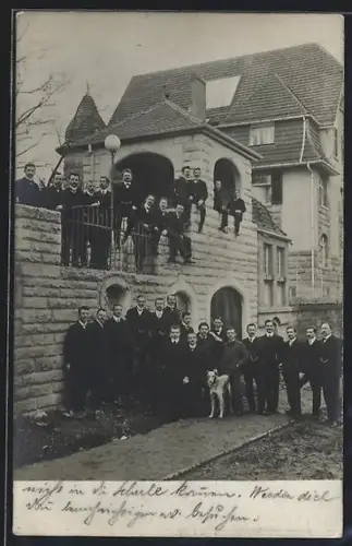 Foto-AK Neipperg, Gutshof, Gruppenbild vor dem Tor