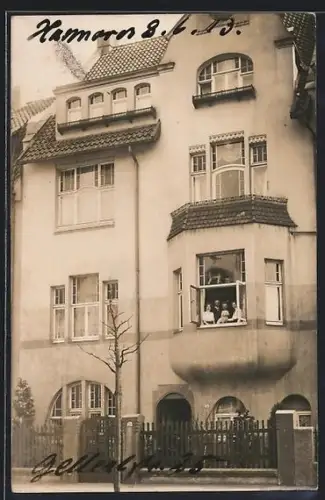 Foto-AK Hannover, Gellert Strasse 25, jetzt Nr. 11, Familie mit Hund im Fenster