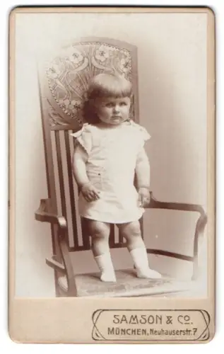 Fotografie Samson & Co., München, Neuhauserstr. 7, Kind auf kunstvollem Stuhl