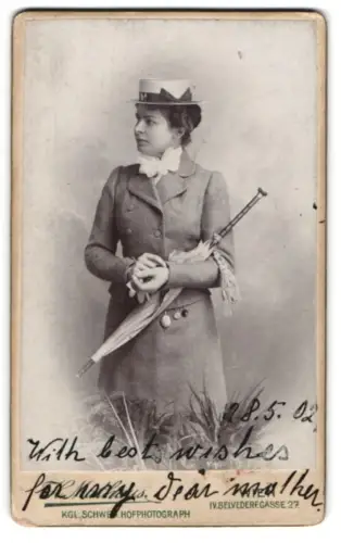 Fotografie H. Mathaus, Wien, Belvederegasse 27, Dame mit Schirm und Hut 1902