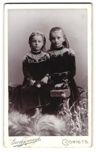 Fotografie Georg Koczyk, Coswig i. S., Grenzstrasse 42, Zwei junge Mädchen in dunklen Kleidern