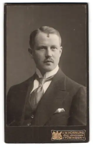 Fotografie J. W. Hornung, Tübingen, Uhlandstrasse 11, Kurt Weiss im Porträt 1912