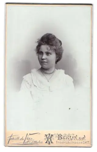 Fotografie Achill de Veer, Berlin, Friedrichstrasse 247, Porträt von Elisabeth Teichmann mit 20 Jahren