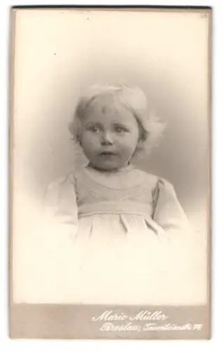 Fotografie Marie Müller, Breslau, Tauentzienstr. 77, Friedrich als Kleinkind im Mai 1902