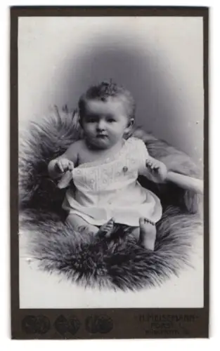 Fotografie H. Meisemann, Forst, Mühlenstrasse 36, Porträt eines Kleinkinds 1909