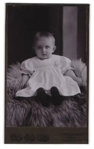 Fotografie H. Meisemann, Forst, Mühlenstr. 36, Lottchen Mielke mit 1 Jahr 1906