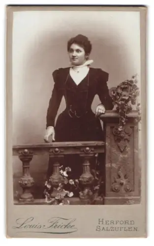 Fotografie Louis Fricke, Herford, Bäckerstrasse 22, Aug. Schneider in tailliertem Kleid